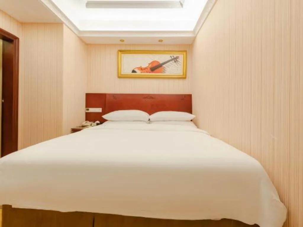 Bed in Vienna Hotel Shenzhen Exhibition Center Gangxia Metro Station