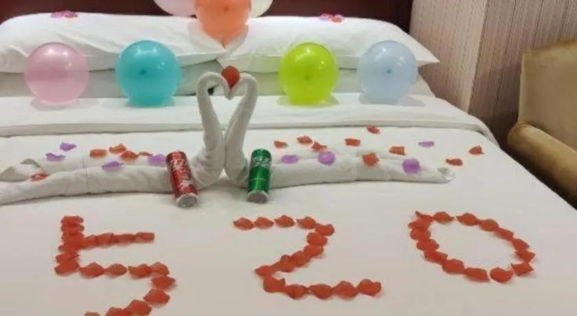 Bed in Vienna Hotel Shenzhen Exhibition Center Gangxia Metro Station