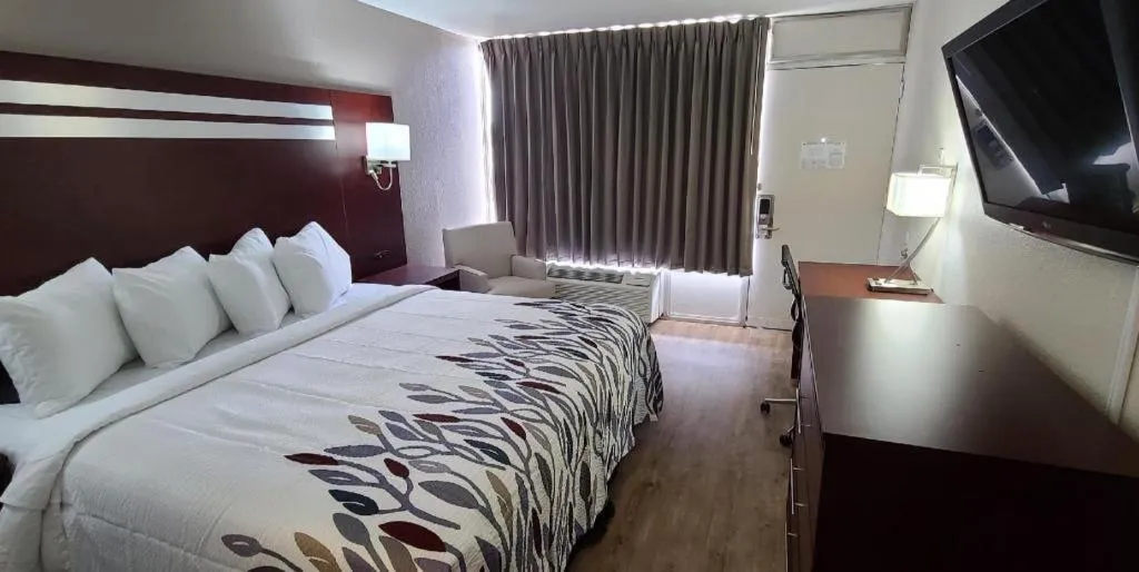 Bed in Red Roof Inn Florence, SC