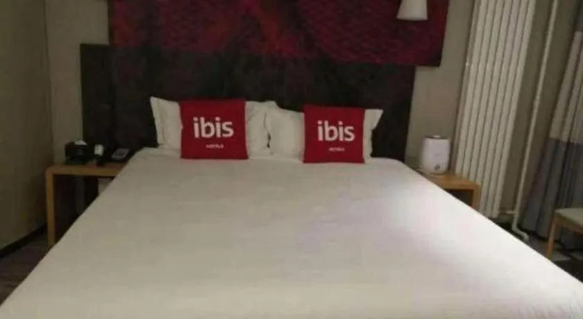 Bed in ibis Xian South Gate