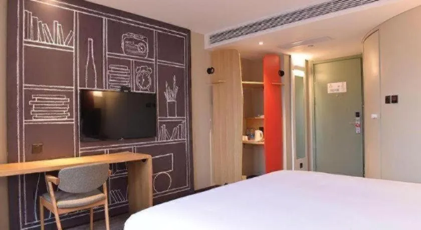 Bed in ibis Xian South Gate