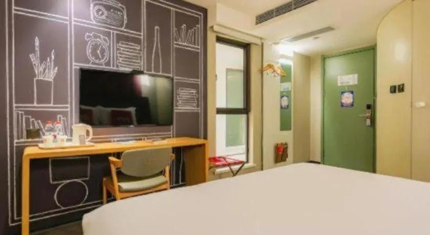 Bed in ibis Xian South Gate