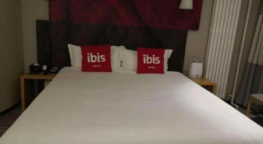 Bed in ibis Xian South Gate