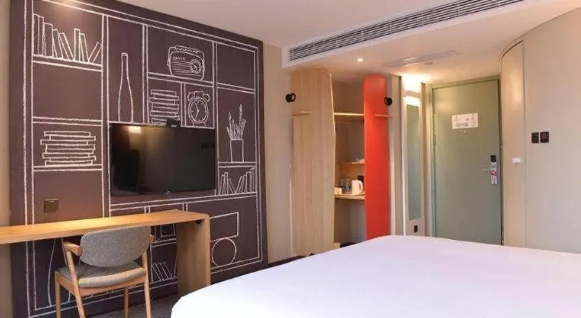 Bed in ibis Xian South Gate