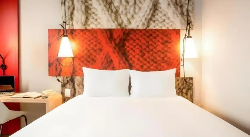 Bed in ibis Xian South Gate