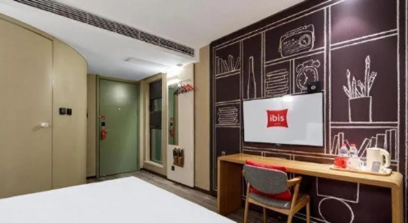 Bed in ibis Xian South Gate