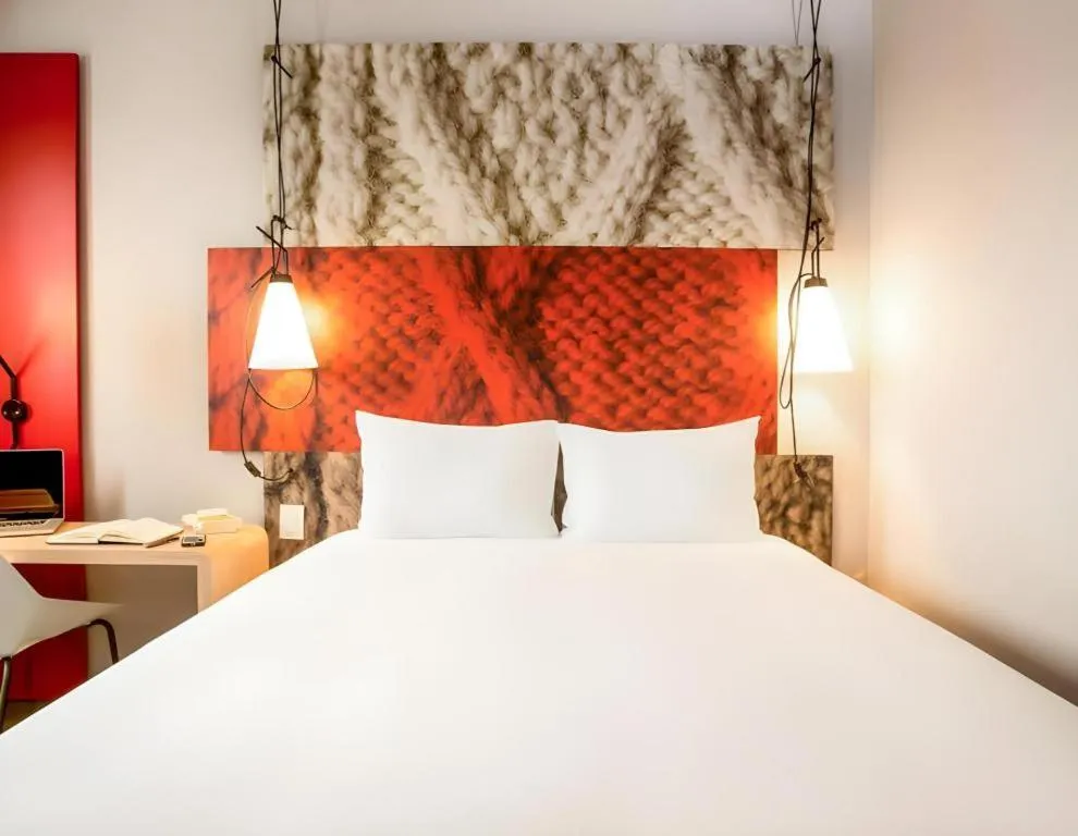 Bed in ibis Xian South Gate