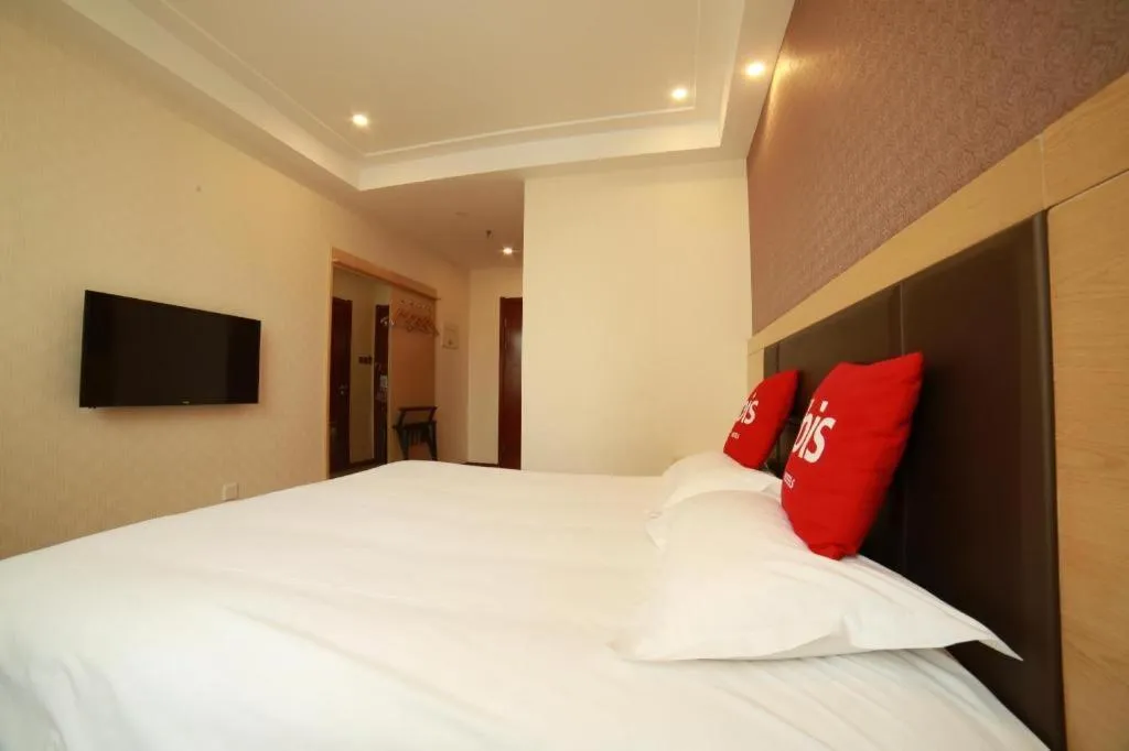 Bed in ibis Tianjin Wuqing Hotel