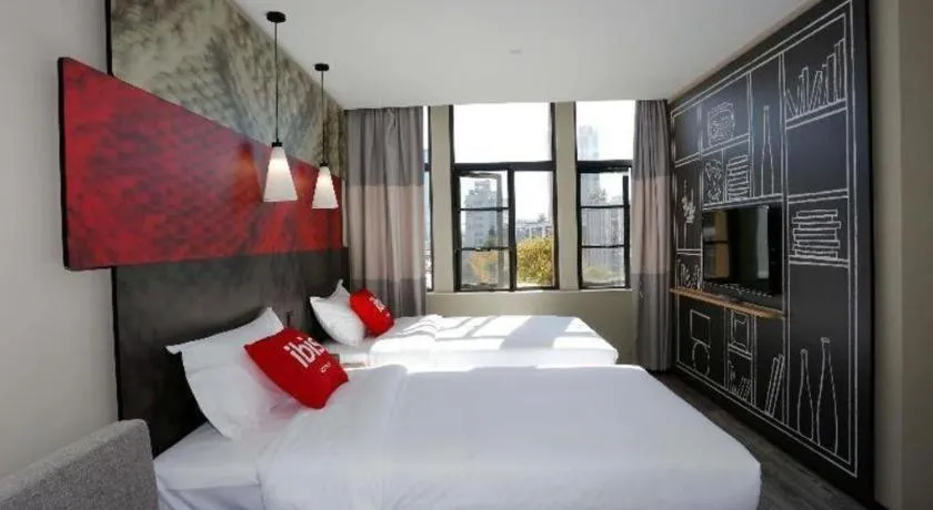 Bed in ibis Kunming Beijing Rd