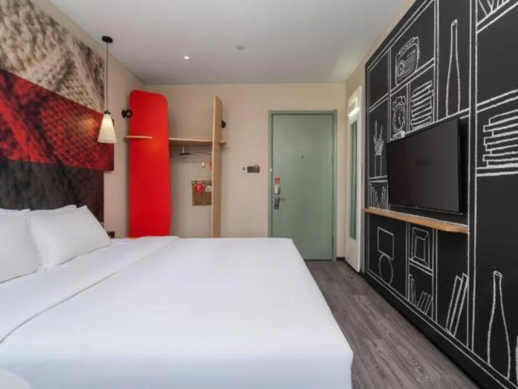 Bed in ibis Kunming Beijing Rd