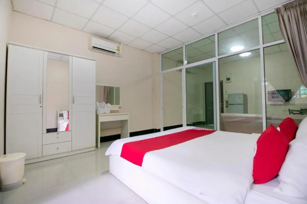 Bed in OYO 75390 Sunee Place Hotel