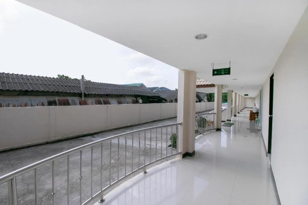 OYO 75390 Sunee Place Hotel