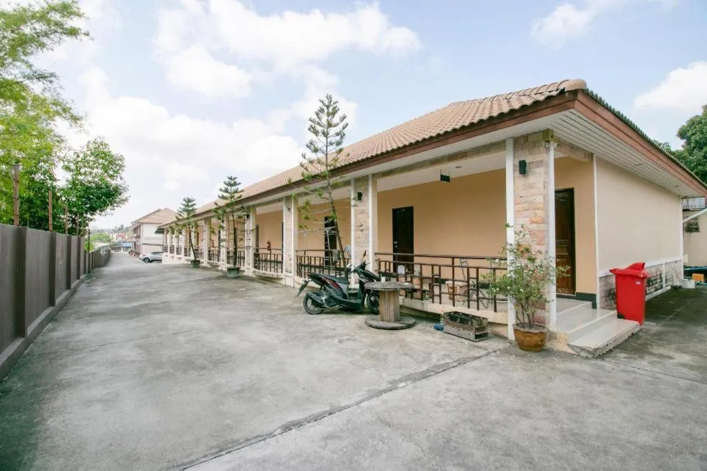 OYO 75390 Sunee Place Hotel