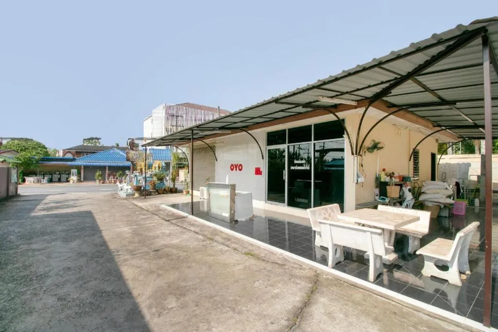 OYO 75390 Sunee Place Hotel