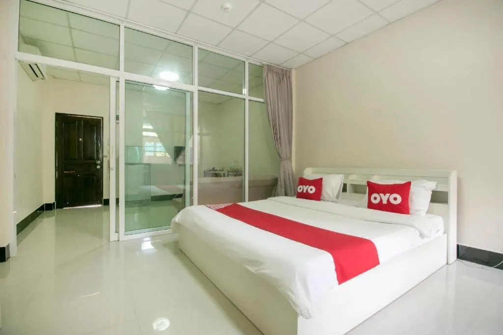 Bed in OYO 75390 Sunee Place Hotel