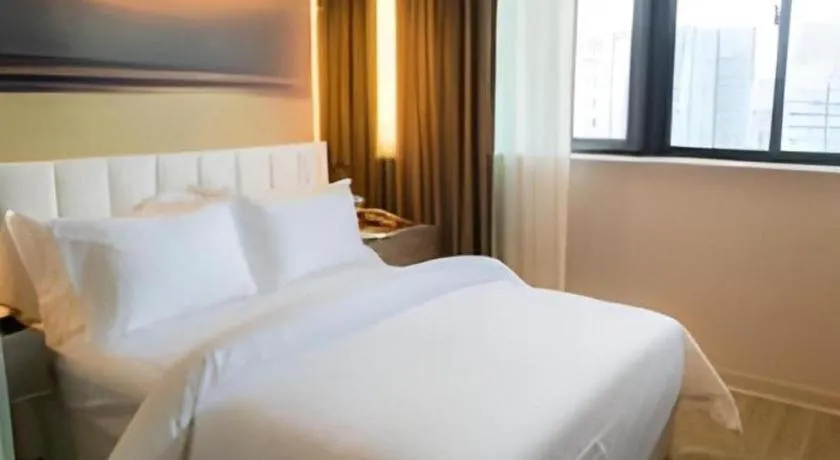 Bed in Jinjiang Metropolo Hotel - Hangzhou Xiasha