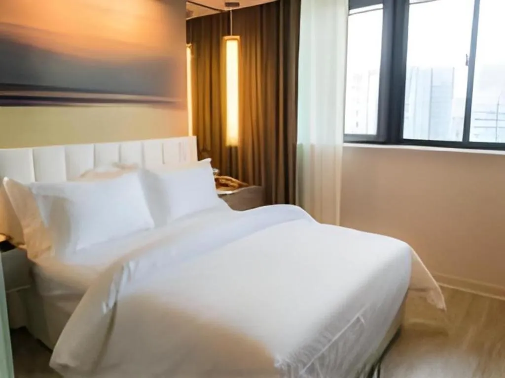 Bed in Jinjiang Metropolo Hotel - Hangzhou Xiasha