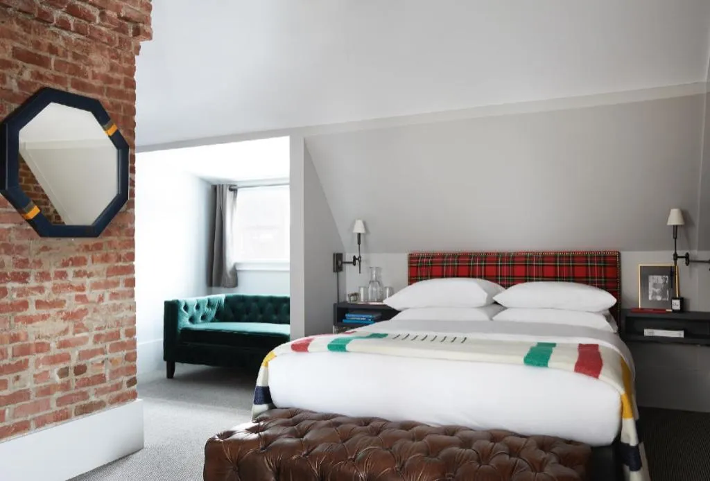 Bed in The George Montclair