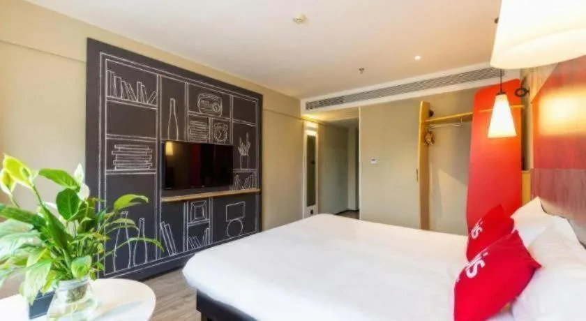 Bed in Ibis Lanzhou Dongfanghong Plaza Hotel