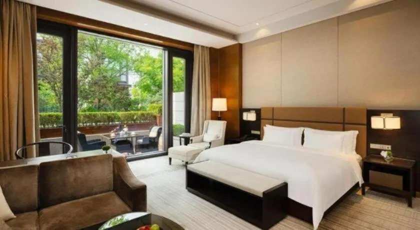 Bed in Fortune Grove Hotel Beijing