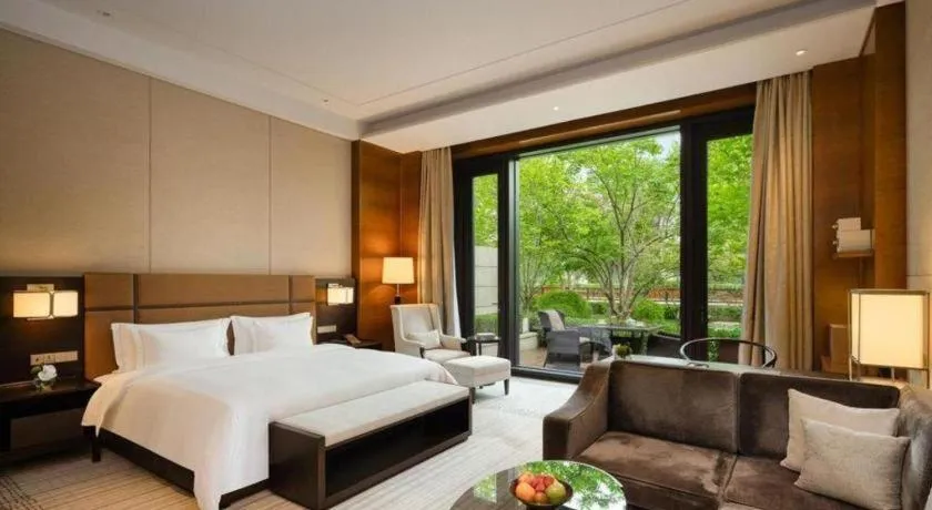 Bed in Fortune Grove Hotel Beijing