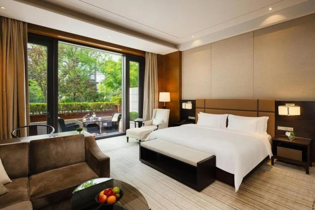 Bed in Fortune Grove Hotel Beijing