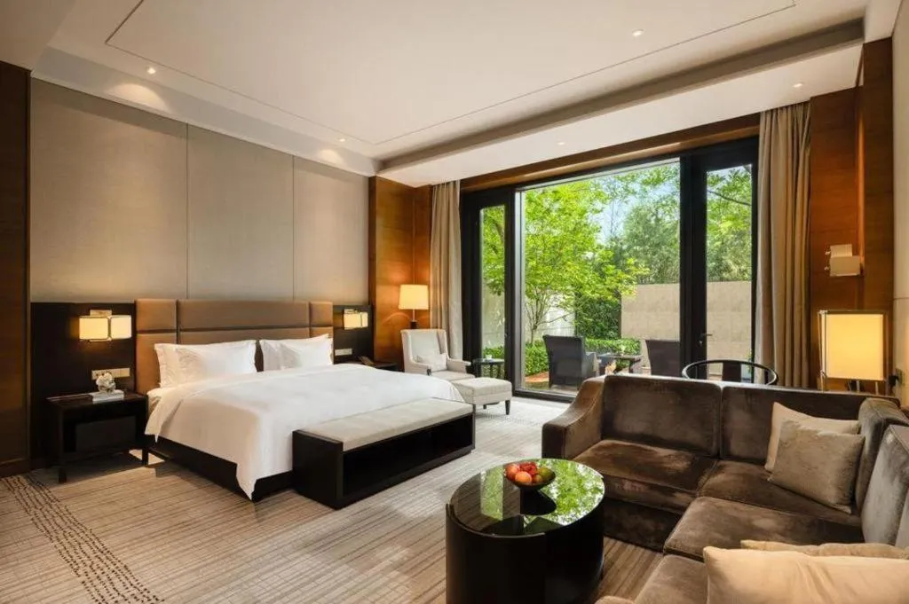 Bed in Fortune Grove Hotel Beijing