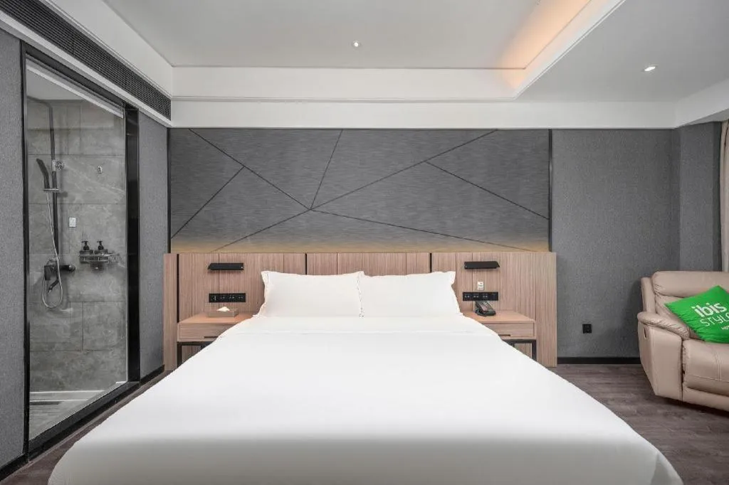 Bed in ibis Styles Dongguan Chang-an Wanda Plaza Hotel