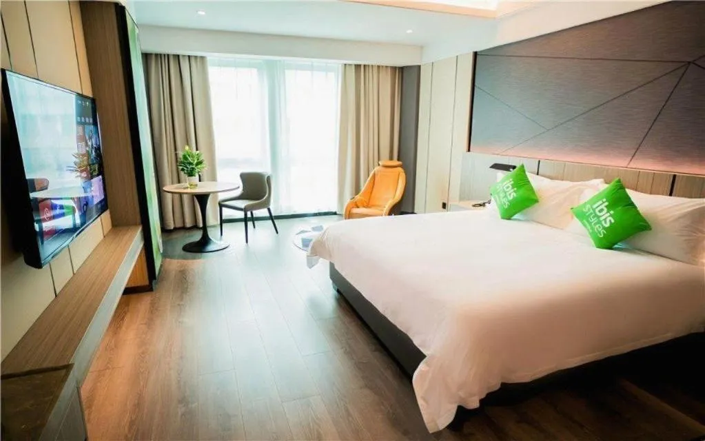 Bed in ibis Styles Dongguan Chang-an Wanda Plaza Hotel