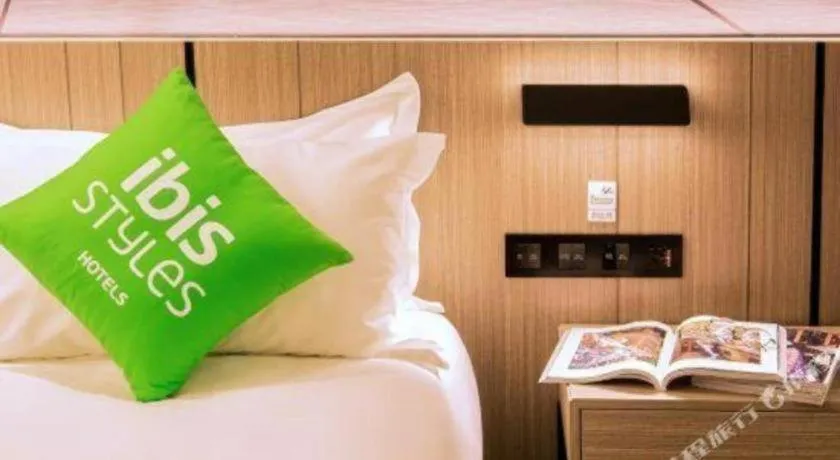 Bed in ibis Styles Dongguan Chang-an Wanda Plaza Hotel