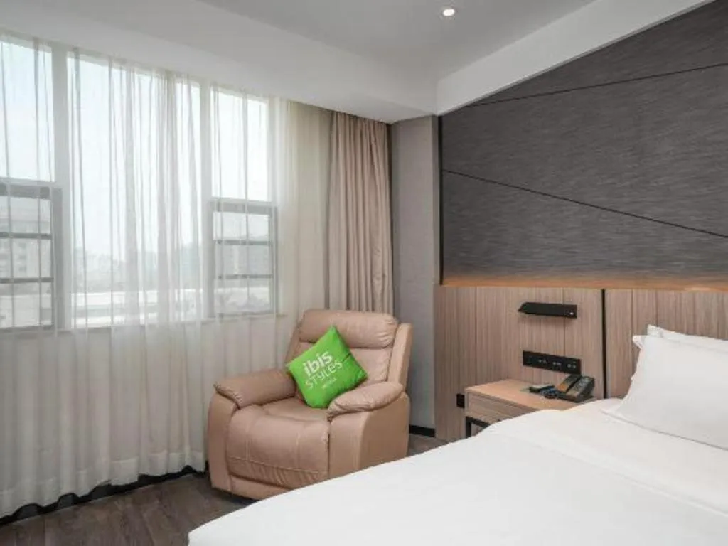 Bed in ibis Styles Dongguan Chang-an Wanda Plaza Hotel