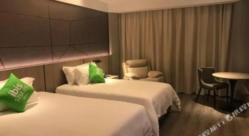 Bed in ibis Styles Dongguan Chang-an Wanda Plaza Hotel