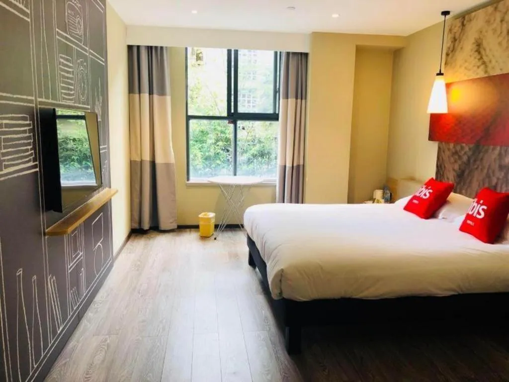 Bed in ibis Chengdu East Railway Station Hotel