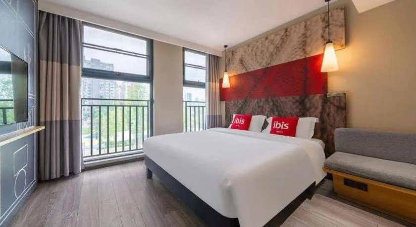Bed in ibis Chengdu East Railway Station Hotel