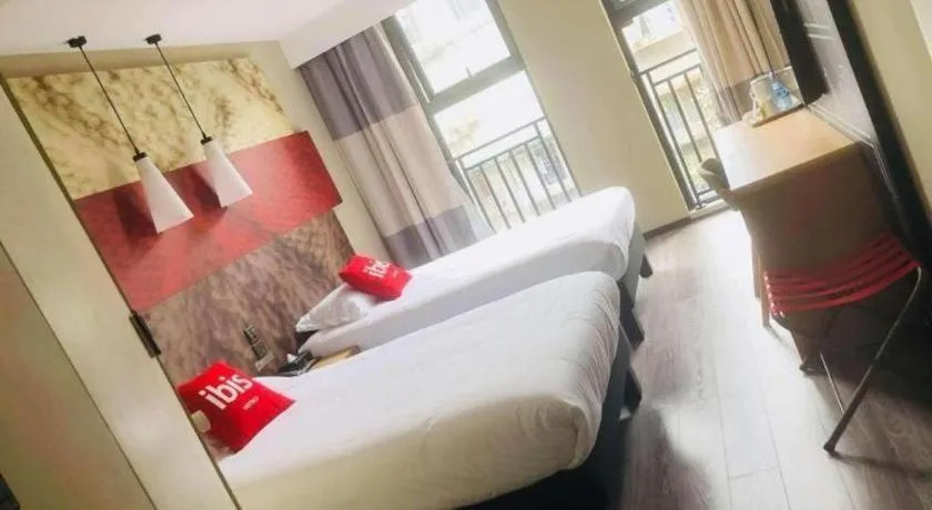 Bed in ibis Chengdu East Railway Station Hotel