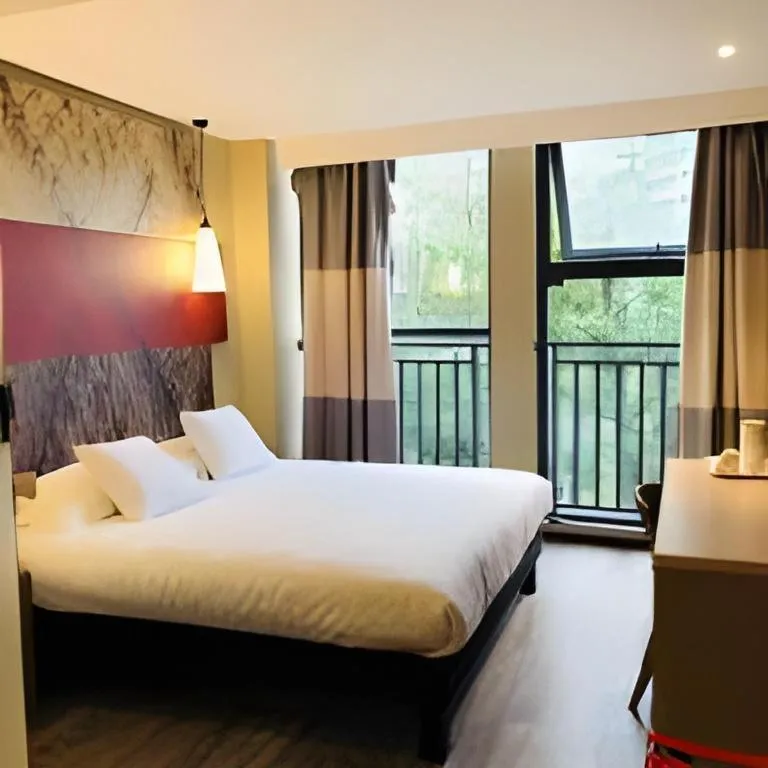 Bed in ibis Chengdu East Railway Station Hotel