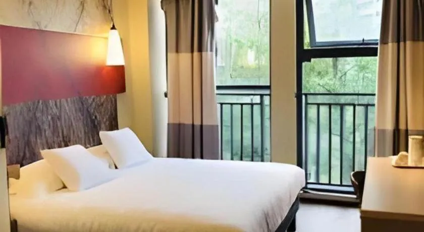 Bed in ibis Chengdu East Railway Station Hotel