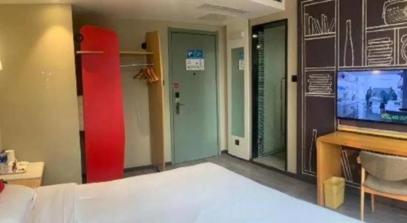 Bed in ibis Chengdu East Railway Station Hotel