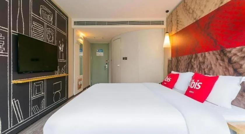 Bed in ibis Chengdu East Railway Station Hotel