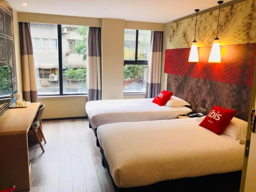 Bed in ibis Chengdu East Railway Station Hotel