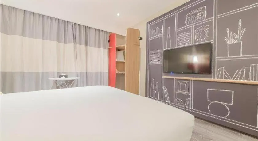 Bed in ibis Chengdu East Railway Station Hotel