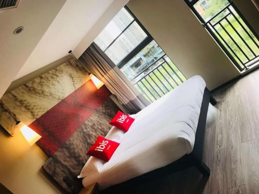 Bed in ibis Chengdu East Railway Station Hotel