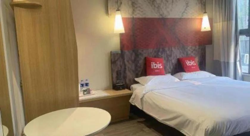 Bed in ibis Chengdu East Railway Station Hotel