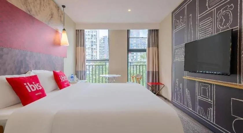 Bed in ibis Chengdu East Railway Station Hotel