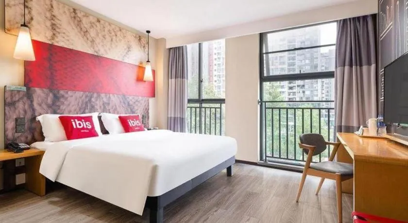 Bed in ibis Chengdu East Railway Station Hotel