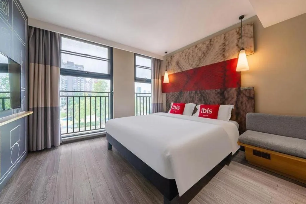 Bed in ibis Chengdu East Railway Station Hotel
