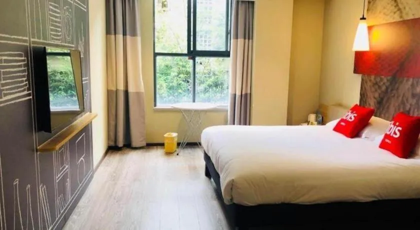 Bed in ibis Chengdu East Railway Station Hotel