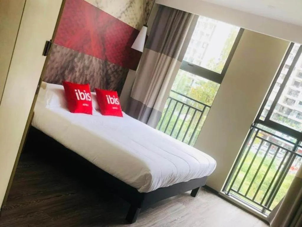 Bed in ibis Chengdu East Railway Station Hotel