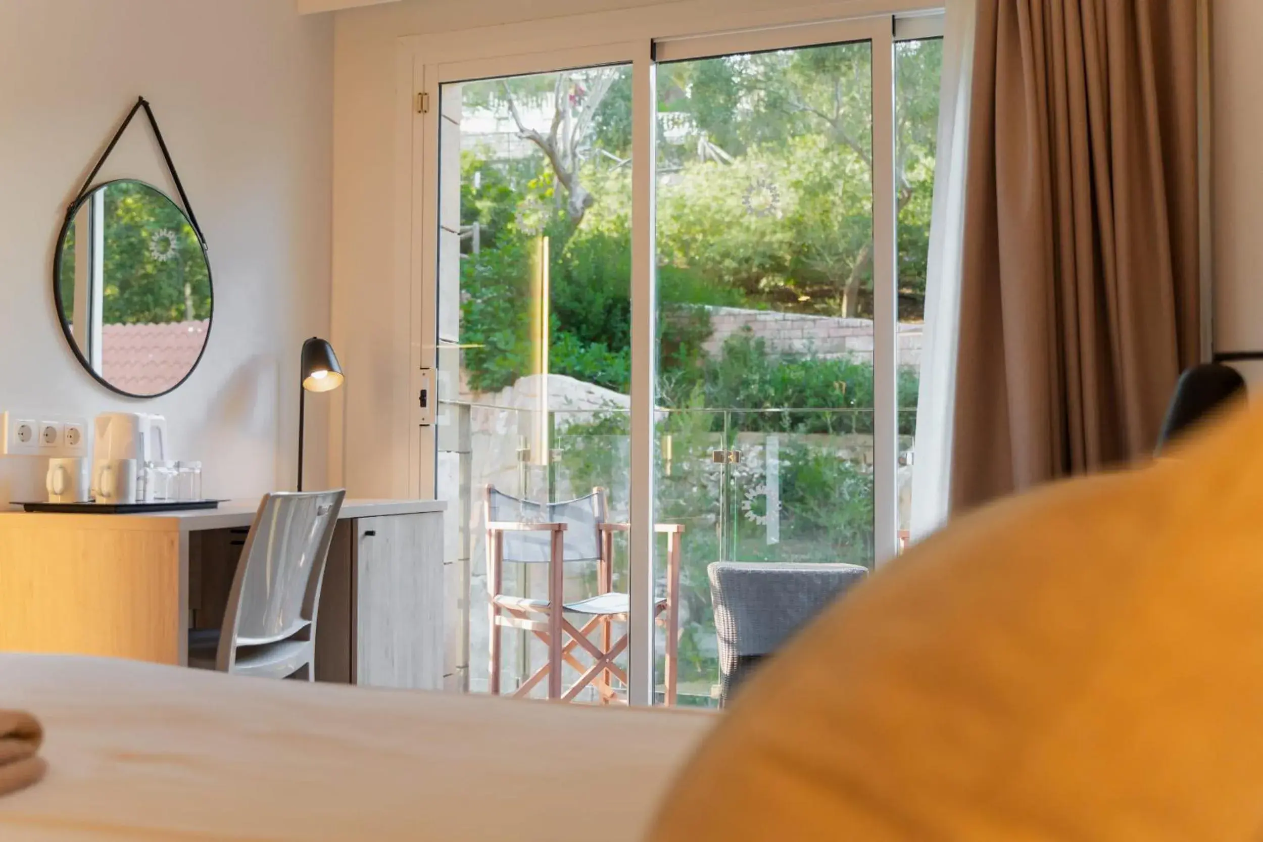 Balcony/Terrace, Bed in Minura Cala Galdana & Apartamentos d'Aljandar Balcony/Terrace, Bed in Minura Cala Galdana & Apartamentos d'Aljandar