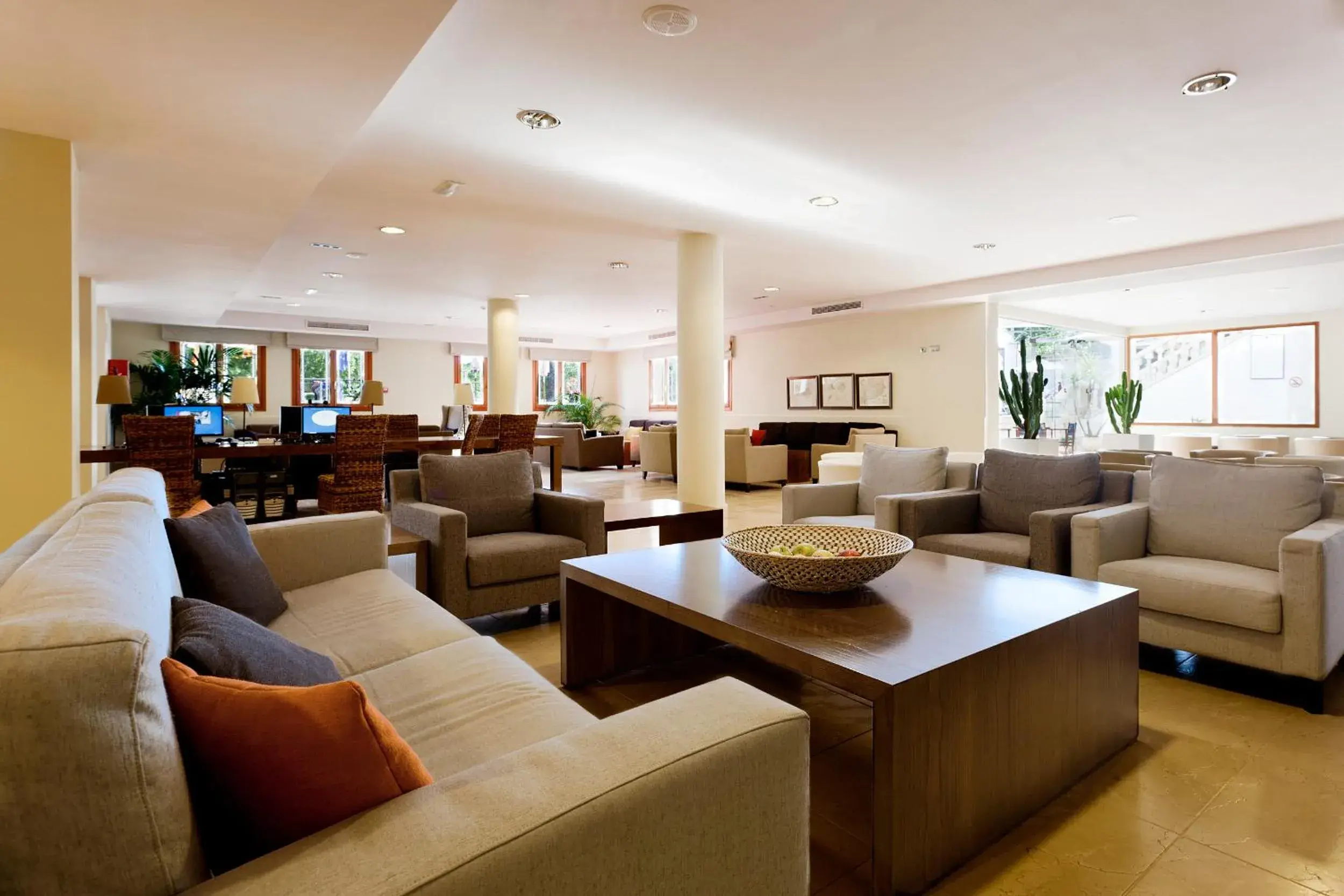 Lounge or bar in Minura Cala Galdana & Apartamentos d'Aljandar Lounge or bar in Minura Cala Galdana & Apartamentos d'Aljandar